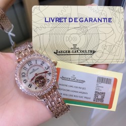 实拍 积家Rendez-Vous约会系列 全自动机械飞轮女士腕表，由天然深海珍珠贝母打造的表盘与精钢镶钻表圈交相辉映，散发着柔和的七彩光泽，而位于六时位置的飞轮则如优雅的腕上芭蕾，尽显独特女性魅力。高端配置，蓝宝石镜面，进口牛皮原装折叠扣/精钢表壳表带，尺寸：宽33mm、厚11mm。