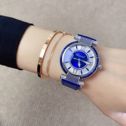 ★实拍 萧邦 CHOPARD IMPERIALE 系列腕表。独特风格带您走进一个新阶段并且成功塑造了崇尚自我表达和与众不同的生活化概念，316精钢材质，此表款全手工镶嵌施华洛世奇水晶钻，成为了美式奢侈生活风格的代表！进口石英机芯以及精细做工，佩戴贴手舒适，设计风格简约明朗。充满奢华璀璨的气息，光彩夺人、让你瞬间提升华丽的气质 ！