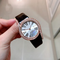 实拍 新推出黑色牛皮表带 伯爵 全新Piaget Lime light系列腕表，以其独特的造型，引领着时尚界的风潮，更是邀请到国际巨星巩俐倾情代言，必将成为伯爵品牌全新的识别69式印，瑞士石英32mm 白金电度 最好的T钻一比一品质。