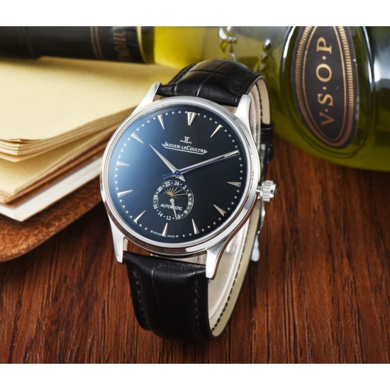 Jaeger-leCoultre Master Ultra Thin Moon积家超薄月相大师系列42mm腕表,简洁的线条设计,赏心悦目的表盘。 显示令表盘尽显活力,6位24小时指针宛如一幕和谐美妙的腕上芭蕾。透过玻璃底盖,机芯运行一目了然。这款厚度仅5.8毫米的超薄机芯向世人证实,超凡的技艺和极尽复杂的功能可以在狭小的空间内完美展现。顶级出品 精品不断 Jaeger-leCoultre Master Ultra Thin Moon积家超薄月相大师系列42mm腕表,简洁的线条设计,赏心悦目的表盘。 显示令表盘尽显活力,6位24小时指针宛如一幕和谐美妙的腕上芭蕾。透过玻璃底盖,机芯运行一目了然。这款厚度仅5.8毫米的超薄机芯向世人证实,超凡的技艺和极尽复杂的功能可以在狭小的空间内完美展现。顶级出品 精品不断