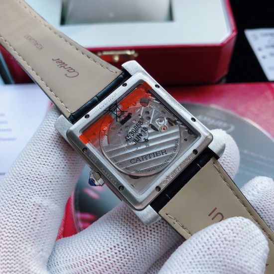 SJ出品 TW复刻升级版 CARTIER卡地亚 T2 坦克系列 W5330004 自动机械男表 原装正品开模打造 1:1复刻 搭载原版1904MC型机芯 尺寸:34*44mm 蓝宝石镜面 意大利小牛皮带 三杰精致推荐男士机械瑞士腕表 SJ为你精心制作超真实实物图拍摄 SJ出品 TW复刻升级版 CARTIER卡地亚 T2 坦克系列 W5330004 自动机械男表 原装正品开模打造 1:1复刻 搭载原版1904MC型机芯 尺寸:34*44mm 蓝宝石镜面 意大利小牛皮带 三杰精致推荐男士机械瑞士腕表 SJ为你精心制作超真实实物图拍摄