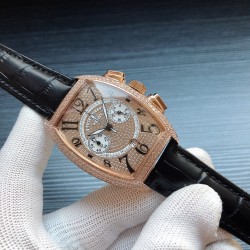 法兰克穆勒 Franck Muller Z9 顶级奢华 男士腕表  来自瑞士日内瓦，是世界知名的高级腕表品牌⌚️。法穆兰大量打破常规的创意更是使其成为无数男女明星的热捧之物 强化矿物质耐磨玻璃，手工镶嵌闪钻 采用精准高级五针日本VK机芯，意大利时尚小牛皮。尺寸：40mmx55mm 三杰精致推荐男士机械腕表 SJ为你精心挑选超真实实物图拍摄