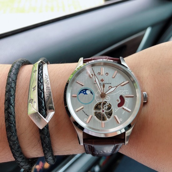 品牌:江诗丹顿༶VacheronConstantinv Z2 款式:尊贵绅士潮男腕表༶机械尺寸:43mm13mm 机芯:三针飞轮月相机械镜面:矿物质水晶玻璃材料:316精钢表扣:折叠扣 精致打造 三杰完美呈现༶精品力推༶欢迎转载 SJ为你精心挑选超真实男士机械腕表 品牌:江诗丹顿༶VacheronConstantinv Z2 款式:尊贵绅士潮男腕表༶机械尺寸:43mm13mm 机芯:三针飞轮月相机械镜面:矿物质水晶玻璃材料:316精钢表扣:折叠扣 精致打造 三杰完美呈现༶精品力推༶欢迎转载 SJ为你精心挑选超真实男士机械腕表