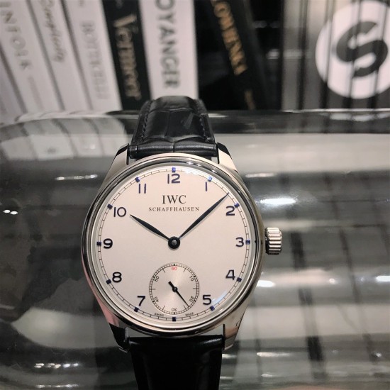 IWC万国系列:葡萄牙经典琼斯之剑尺寸:44mm 机芯:原装复刻手动上链机芯表壳材质:不绣精钢三度防水! 原装开模!原装复刻锅盖型强化玻璃! IWC万国系列:葡萄牙经典琼斯之剑尺寸:44mm 机芯:原装复刻手动上链机芯表壳材质:不绣精钢三度防水! 原装开模!原装复刻锅盖型强化玻璃!