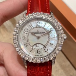 实拍 积家-Jaeger-LeCoultre DAZZLING RENDEZ- VOUS MOON约会系列月相珠宝腕表月之女神，是浪漫与柔美的象征，她掌管着大自然中的潮起潮落和季节更替,是艺术家与诗人们的灵感源泉，在温润莹亮的白色珍珠母贝映衬下,晶莹璀璨的钻石散发出夜空般的静谧之美，表圈镶嵌108颗钻石,组成两个环绕表壳的同心圆。由36颗以爪镶工艺镶嵌的钻石组成的外圈,为光芒闪耀的表圈营造出轻盈美妙的质感，尺寸36mm的精钢表壳搭配进口瑞士石英，采用蓝宝石水晶玻璃。
