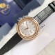 实拍 伯爵-PIAGET 女士腕表 瑞士石英机芯 316L精钢表壳 真牛皮表带 尺寸34*8mm 蓝宝石玻璃镜面 简约的设计,大胆而多彩的配色,以及旋转表圈是伯爵品牌 Possession腕表的特质所在。通过品牌制表师们天马星空的创意,将各个亮色的表带与贵金属、钻石、精钢材质相融,通过圆形盘面的演绎,令全新的 Possession腕表越发闪耀夺目,给人眼前一亮之感。 实拍 伯爵-PIAGET 女士腕表 瑞士石英机芯 316L精钢表壳 真牛皮表带 尺寸34*8mm 蓝宝石玻璃镜面 简约的设计,大胆而多彩的配色,以及旋转表圈是伯爵品牌 Possession腕表的特质所在。通过品牌制表师们天马星空的创意,将各个亮色的表带与贵金属、钻石、精钢材质相融,通过圆形盘面的演绎,令全新的 Possession腕表越发闪耀夺目,给人眼前一亮之感。