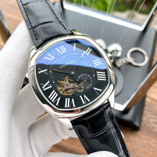 实物拍摄品牌:卡地亚-CARTIER 类型:男士腕表表壳:316精钢(做工上乘)表带:进口小牛皮/316精钢(两种可选)机芯:高级定制全自动机械机芯(走时稳定)材料:高级强化镀膜镜面尺寸:直径42mm,厚度13mm 实物拍摄品牌:卡地亚-CARTIER 类型:男士腕表表壳:316精钢(做工上乘)表带:进口小牛皮/316精钢(两种可选)机芯:高级定制全自动机械机芯(走时稳定)材料:高级强化镀膜镜面尺寸:直径42mm,厚度13mm