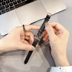 上手女人味十足，满满的高级感！雾霾灰鳄鱼皮表带新款上市浪琴表黛绰维纳系列石英女士腕表，意式生活邂后现代优雅，精致优雅知性，高端配置，搭配进口石英机芯，拱形双卜蓝宝石玻璃镜面，精钢表壳表盘尺寸:20.8✖️32mm