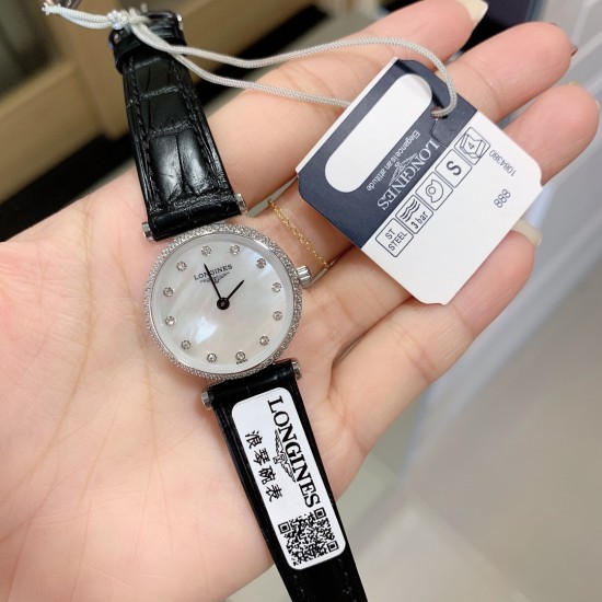 实拍 LONGINES【浪琴】新款女士腕表小巧精致,以钻石装饰、搭配色彩鲜明鳄鱼皮表带,优雅藏在细节里,时尚高雅的来凸显个人风格,优雅地停留在手腕,纯钢表壳,瑞士机芯,蓝宝石镜面, 实拍 LONGINES【浪琴】新款女士腕表小巧精致,以钻石装饰、搭配色彩鲜明鳄鱼皮表带,优雅藏在细节里,时尚高雅的来凸显个人风格,优雅地停留在手腕,纯钢表壳,瑞士机芯,蓝宝石镜面,