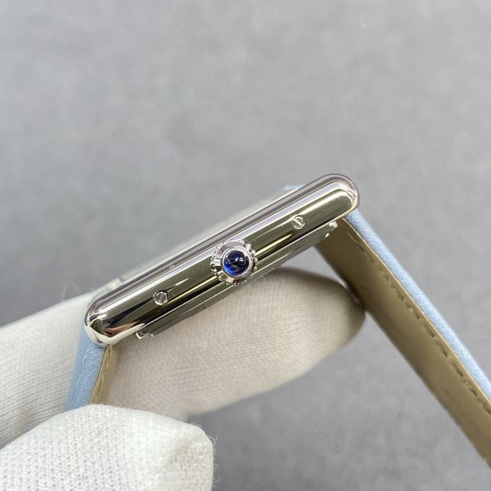 卡地亚坦克TANK MUST de Cartier全系列(中号33.7*25.5mm,小号29.5*22mm)所有配件均可以和原装通用!在这里特别是表冠制作,标志性的表冠周身“面包型”凸点饰珠,立体清晰,便于抓紧调节,。“子弹头”型的表冠顶部晶石,独家采用巴西原矿石,经老友宝石厂经年研发的一体成型+磨光复合机加工,费时费工费料,成本极高!有效的保证了每颗产品外观与正品一致!蓝宝石玻璃镜面,从侧面来看是有折射的,有放大的效果!f1厂倾情出品! 卡地亚坦克TANK MUST de Cartier全系列(中号33.7*25.5mm,小号29.5*22mm)所有配件均可以和原装通用!在这里特别是表冠制作,标志性的表冠周身“面包型”凸点饰珠,立体清晰,便于抓紧调节,。“子弹头”型的表冠顶部晶石,独家采用巴西原矿石,经老友宝石厂经年研发的一体成型+磨光复合机加工,费时费工费料,成本极高!有效的保证了每颗产品外观与正品一致!蓝宝石玻璃镜面,从侧面来看是有折射的,有放大的效果!f1厂倾情出品!