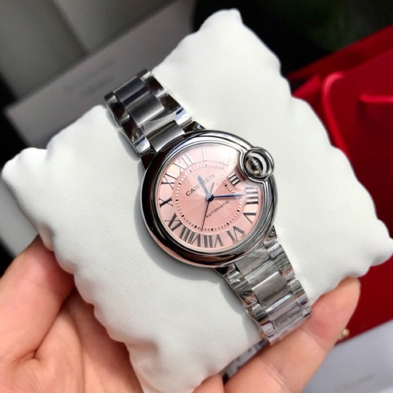 卡地亚 「 Cartier 」原装1:1复刻 、凸面弧形表壳,扭索雕纹表盘,剑形指针,在卡地亚制表世界中,Ballon Bleu 蓝气球腕表以风格细腻,格调高雅著称。 卡地亚 「 Cartier 」原装1:1复刻 、凸面弧形表壳,扭索雕纹表盘,剑形指针,在卡地亚制表世界中,Ballon Bleu 蓝气球腕表以风格细腻,格调高雅著称。