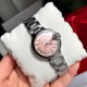 卡地亚 「 Cartier 」原装1:1复刻 、凸面弧形表壳,扭索雕纹表盘,剑形指针,在卡地亚制表世界中,Ballon Bleu 蓝气球腕表以风格细腻,格调高雅著称。 卡地亚 「 Cartier 」原装1:1复刻 、凸面弧形表壳,扭索雕纹表盘,剑形指针,在卡地亚制表世界中,Ballon Bleu 蓝气球腕表以风格细腻,格调高雅著称。
