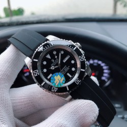 SJ出品 【品牌】劳力士--ROLEX 【类型】男士腕表 Y8【机芯】全自动机械机芯【材质】316L精钢表壳【表镜】矿物强化玻璃镜面【皮质】胶带/钢带（可选）【尺寸】直径40mm 厚度12mm【特性】潜航者系列，专门为潜水爱好者所设计的产品，时尚硬朗，个性独特  三杰精致推荐男士机械腕表 SJ为你精心挑选超真实实物图拍摄