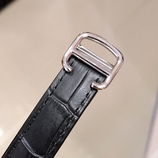 实拍 卡地亚钥匙系列 Cl de Cartier 一款充满浪漫色彩的腕表,时光之钥打开典雅之门。此款钥匙采用316精钢打造出直径35毫米,字面采用凸体印刷,蓝宝石镜面,瑞士石英机芯,在经典设计元素的基础上对腕表整体细节大幅度提升,保证新品腕表的高超性能。从外观看它不是家族中的显贵,但一定是家族的骄傲、低调而奢华。 实拍 卡地亚钥匙系列 Cl de Cartier 一款充满浪漫色彩的腕表,时光之钥打开典雅之门。此款钥匙采用316精钢打造出直径35毫米,字面采用凸体印刷,蓝宝石镜面,瑞士石英机芯,在经典设计元素的基础上对腕表整体细节大幅度提升,保证新品腕表的高超性能。从外观看它不是家族中的显贵,但一定是家族的骄傲、低调而奢华。