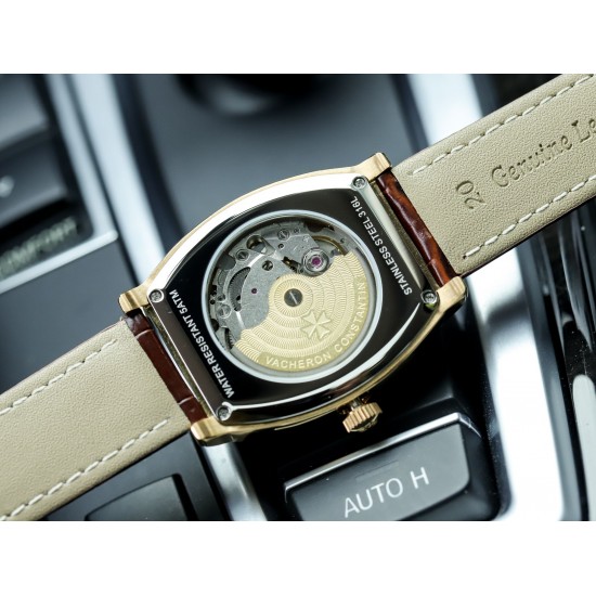 【品牌】:江诗丹顿(Vacheron Constantin )满天星系列【系列】:酒桶形马耳他 满天星【款式】:男士多功能腕表 【机芯】:原装进口西铁城全自动机械机芯 承载着高级制表新领域【玻璃】:蓝宝石【表带】:316精钢/原装精钢扣【表壳】:316精钢。 表盘直径:长40mm,宽37mm,厚10mm精美的曲线造就完美和谐的独特造,请认准机芯认准质量!(专注原装新机) 【品牌】:江诗丹顿(Vacheron Constantin )满天星系列【系列】:酒桶形马耳他 满天星【款式】:男士多功能腕表 【机芯】:原装进口西铁城全自动机械机芯 承载着高级制表新领域【玻璃】:蓝宝石【表带】:316精钢/原装精钢扣【表壳】:316精钢。 表盘直径:长40mm,宽37mm,厚10mm精美的曲线造就完美和谐的独特造,请认准机芯认准质量!(专注原装新机)
