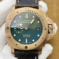 【VS Factory2023墙裂推荐 新力作】V2升级版 VS沛.纳海 Pam382 机芯功能升级：1⃣️时针单独调时，通过时针调历。2⃣️机芯背透 ：摆轮与正品一致 螺丝孔位95%以上接近正品。3⃣️直径47毫米！4⃣️搭载定制版自动上链机芯！5⃣️大家常说硬汉风格什么的，我觉得青铜382才是最最硬汉的沛纳海，不光在造型上够钢猛，青铜材质更是在经过岁月洗礼后变得不一样，有经历，有故事，有一种沧桑感，这才是真正的硬汉！敢死队同款哦！VS Factory匠心之作 值得您拥有！