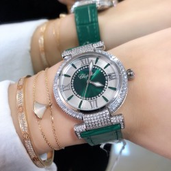 实拍 萧邦 CHOPARD IMPERIALE 系列腕表。独特风格带您走进一个新阶段并且成功塑造了崇尚自我表达和与众不同的生活化概念，316精钢材质，此表款全手工镶嵌施华洛世奇水晶钻，成为了美式奢侈生活风格的代表！进口石英机芯以及精细做工，佩戴贴手舒适，设计风格简约明朗。充满奢华璀璨的气息，光彩夺人、让你瞬间提升华丽的气质 ！