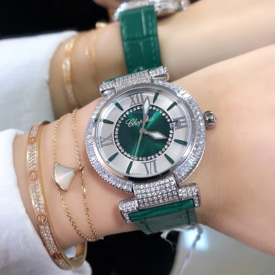 实拍 萧邦 CHOPARD IMPERIALE 系列腕表。独特风格带您走进一个新阶段并且成功塑造了崇尚自我表达和与众不同的生活化概念,316精钢材质,此表款全手工镶嵌施华洛世奇水晶钻,成为了美式奢侈生活风格的代表!进口石英机芯以及精细做工,佩戴贴手舒适,设计风格简约明朗。充满奢华璀璨的气息,光彩夺人、让你瞬间提升华丽的气质 ! 实拍 萧邦 CHOPARD IMPERIALE 系列腕表。独特风格带您走进一个新阶段并且成功塑造了崇尚自我表达和与众不同的生活化概念,316精钢材质,此表款全手工镶嵌施华洛世奇水晶钻,成为了美式奢侈生活风格的代表!进口石英机芯以及精细做工,佩戴贴手舒适,设计风格简约明朗。充满奢华璀璨的气息,光彩夺人、让你瞬间提升华丽的气质 !