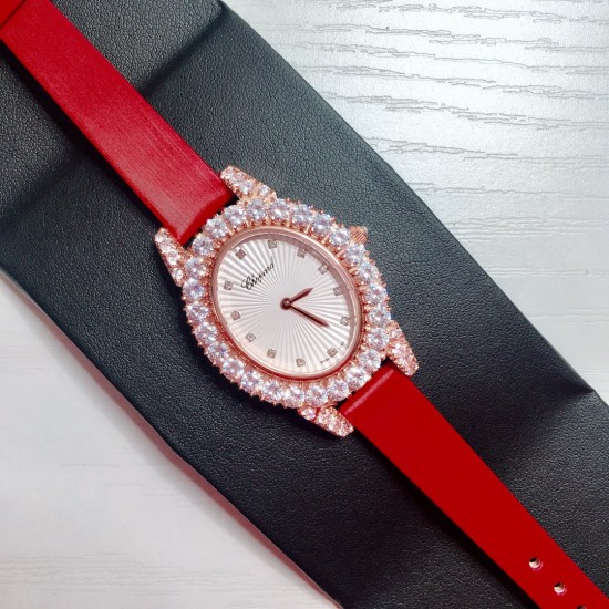 ❤️实拍 萧邦新款 LHEURE DU DIAMANT MEDIUM OVAL 此款LHeure du Diamant 椭圆形切割雕纹镶钻表盘 环以点缀钻石的表圈 优雅气韵 时尚风格和萧邦精湛的手工艺尽显无遗 光华耀目 ❤️实拍 萧邦新款 LHEURE DU DIAMANT MEDIUM OVAL 此款LHeure du Diamant 椭圆形切割雕纹镶钻表盘 环以点缀钻石的表圈 优雅气韵 时尚风格和萧邦精湛的手工艺尽显无遗 光华耀目