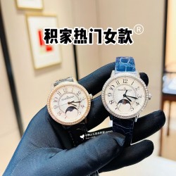 新春款，星空月相约会。积家月相约会系列型号:357843J 腕表浪漫登场,功能同步原装，与原装对版。          【机芯】采用优美达9015机芯改装925A/1，功能同步原装:  6点钟月相盘为一个月走一圈， 7点钟方向表壳按钮调节月相功能。【表壳】直径34mm，厚度8.8毫米。外观同原装精钢材质打造•表圈镶嵌了紧密排列的明亮式切割钻石。【表盘】扭索饰纹表盘，内表盘和谐对称的点缀了尺寸较小的美钻。【表镜】材质为蓝宝石水晶玻璃镜面高透清晰高透清晰。 【表带】意大利质感小牛皮。一切以实物说话