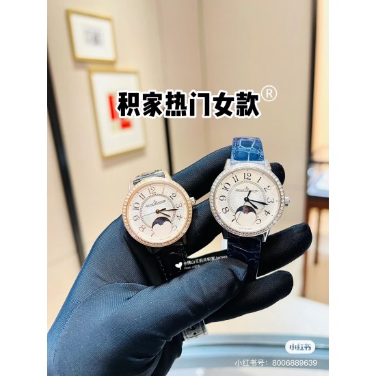 新春款,星空月相约会。积家月相约会系列型号:357843J 腕表浪漫登场,功能同步原装,与原装对版。 【机芯】采用优美达9015机芯改装925A/1,功能同步原装: 6点钟月相盘为一个月走一圈, 7点钟方向表壳按钮调节月相功能。【表壳】直径34mm,厚度8.8毫米。外观同原装精钢材质打造•表圈镶嵌了紧密排列的明亮式切割钻石。【表盘】扭索饰纹表盘,内表盘和谐对称的点缀了尺寸较小的美钻。【表镜】材质为蓝宝石水晶玻璃镜面高透清晰高透清晰。 【表带】意大利质感小牛皮。一切以实物说话 新春款,星空月相约会。积家月相约会系列型号:357843J 腕表浪漫登场,功能同步原装,与原装对版。 【机芯】采用优美达9015机芯改装925A/1,功能同步原装: 6点钟月相盘为一个月走一圈, 7点钟方向表壳按钮调节月相功能。【表壳】直径34mm,厚度8.8毫米。外观同原装精钢材质打造•表圈镶嵌了紧密排列的明亮式切割钻石。【表盘】扭索饰纹表盘,内表盘和谐对称的点缀了尺寸较小的美钻。【表镜】材质为蓝宝石水晶玻璃镜面高透清晰高透清晰。 【表带】意大利质感小牛皮。一切以实物说话