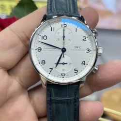 万国 IWC 超级葡计正品终结者，最强升级【表壳升级】重新调整磨具，升级圈口，中壳和底盖的细节。以及提升后期打磨处理工艺，使壳套整体配合的更加默契天衣无缝，没有死角。【表盘升级】提升字面刻度使之变得更加圆润，修正表盘中上下两个子盘的纹路。彻底提升了光泽度，使之变得更白和自然，保持和原装一样的效果。【表扣升级】提升表扣内里细节的打磨和拉丝。