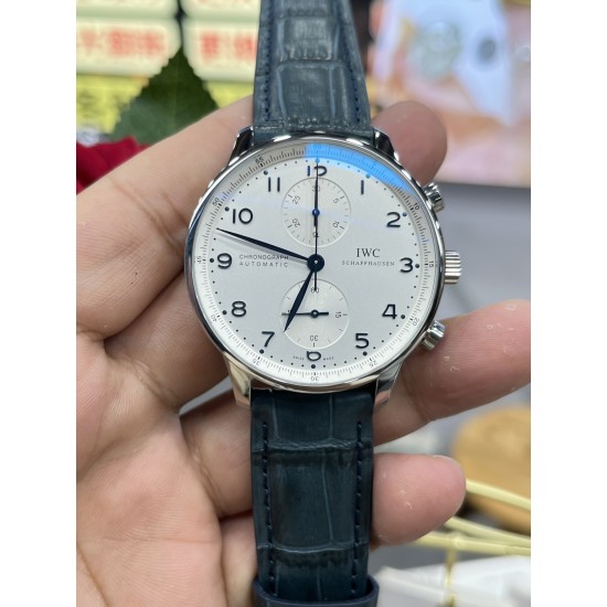 万国 IWC 超级葡计正品终结者,最强升级【表壳升级】重新调整磨具,升级圈口,中壳和底盖的细节。以及提升后期打磨处理工艺,使壳套整体配合的更加默契天衣无缝,没有死角。【表盘升级】提升字面刻度使之变得更加圆润,修正表盘中上下两个子盘的纹路。彻底提升了光泽度,使之变得更白和自然,保持和原装一样的效果。【表扣升级】提升表扣内里细节的打磨和拉丝。 万国 IWC 超级葡计正品终结者,最强升级【表壳升级】重新调整磨具,升级圈口,中壳和底盖的细节。以及提升后期打磨处理工艺,使壳套整体配合的更加默契天衣无缝,没有死角。【表盘升级】提升字面刻度使之变得更加圆润,修正表盘中上下两个子盘的纹路。彻底提升了光泽度,使之变得更白和自然,保持和原装一样的效果。【表扣升级】提升表扣内里细节的打磨和拉丝。