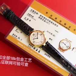 卡地亚18K金包金颜色效果完全与柜货一致 放心入！ 表盘精致程度同步柜货 ，原厂出来的表盘每个倒角位那种精工打造小作坊真的F不出来 18K包金工艺 ，厚层达到可检测级别的3um以上算得上顶级厚层K金成本也不能小看（权威认证鉴定证书联网可验可查）