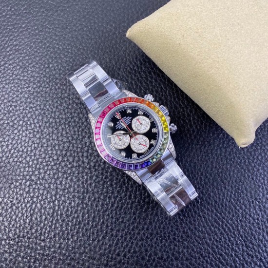 ROLEX 劳力士 彩虹拿一表难求!镶嵌根据原厂颜色渐变过渡最协调的36颗宝石进行优化处理,高度、角度一致,折射效果非常漂亮。蓝宝石透彻效果镜面,抛光打磨精湛细腻! ROLEX 劳力士 彩虹拿一表难求!镶嵌根据原厂颜色渐变过渡最协调的36颗宝石进行优化处理,高度、角度一致,折射效果非常漂亮。蓝宝石透彻效果镜面,抛光打磨精湛细腻!
