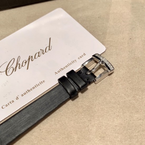 萧邦 LHEURE DU DIAMANT MEDIUM OVAL 此款LHeure du Diamant 椭圆形切割贝壳雕纹镶钻表盘 环以点缀钻石的表圈 优雅气韵 时尚风格和萧邦精湛的手工艺尽显无遗 光华耀眼 萧邦 LHEURE DU DIAMANT MEDIUM OVAL 此款LHeure du Diamant 椭圆形切割贝壳雕纹镶钻表盘 环以点缀钻石的表圈 优雅气韵 时尚风格和萧邦精湛的手工艺尽显无遗 光华耀眼
