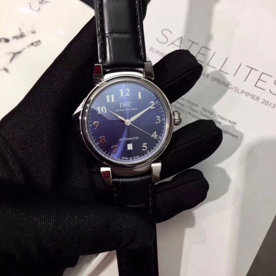 IWC万国 系列:150周年达文西系列1:1原装高端复刻 尺寸:40mm【表壳】每一个浑圆型的表壳都经过制表师专心致志的打磨,可移动式表耳使表带更加贴合手腕。两者配合使腕表产生独特的复古魅力。【机芯】采用优雅纤薄!!的海鸥独家定制自动上弦机芯,具备逆时针调试日历的功能(吻合正品)我们精心制作出万国表独特的外观魅力,更是追求复刻其内在的灵魂。 IWC万国 系列:150周年达文西系列1:1原装高端复刻 尺寸:40mm【表壳】每一个浑圆型的表壳都经过制表师专心致志的打磨,可移动式表耳使表带更加贴合手腕。两者配合使腕表产生独特的复古魅力。【机芯】采用优雅纤薄!!的海鸥独家定制自动上弦机芯,具备逆时针调试日历的功能(吻合正品)我们精心制作出万国表独特的外观魅力,更是追求复刻其内在的灵魂。
