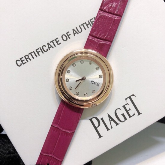 实拍 伯爵-PIAGET 女士腕表 瑞士石英机芯 316L精钢表壳 真牛皮表带 尺寸34*8mm 蓝宝石玻璃镜面 简约的设计,大胆而多彩的配色,以及旋转表圈是伯爵品牌 Possession腕表的特质所在。通过品牌制表师们天马星空的创意,将各个亮色的表带与贵金属、钻石、精钢材质相融,通过圆形盘面的演绎,令全新的 Possession腕表越发闪耀夺目,给人眼前一亮之感。 实拍 伯爵-PIAGET 女士腕表 瑞士石英机芯 316L精钢表壳 真牛皮表带 尺寸34*8mm 蓝宝石玻璃镜面 简约的设计,大胆而多彩的配色,以及旋转表圈是伯爵品牌 Possession腕表的特质所在。通过品牌制表师们天马星空的创意,将各个亮色的表带与贵金属、钻石、精钢材质相融,通过圆形盘面的演绎,令全新的 Possession腕表越发闪耀夺目,给人眼前一亮之感。