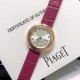 实拍 伯爵-PIAGET 女士腕表 瑞士石英机芯 316L精钢表壳 真牛皮表带 尺寸34*8mm 蓝宝石玻璃镜面 简约的设计,大胆而多彩的配色,以及旋转表圈是伯爵品牌 Possession腕表的特质所在。通过品牌制表师们天马星空的创意,将各个亮色的表带与贵金属、钻石、精钢材质相融,通过圆形盘面的演绎,令全新的 Possession腕表越发闪耀夺目,给人眼前一亮之感。 实拍 伯爵-PIAGET 女士腕表 瑞士石英机芯 316L精钢表壳 真牛皮表带 尺寸34*8mm 蓝宝石玻璃镜面 简约的设计,大胆而多彩的配色,以及旋转表圈是伯爵品牌 Possession腕表的特质所在。通过品牌制表师们天马星空的创意,将各个亮色的表带与贵金属、钻石、精钢材质相融,通过圆形盘面的演绎,令全新的 Possession腕表越发闪耀夺目,给人眼前一亮之感。
