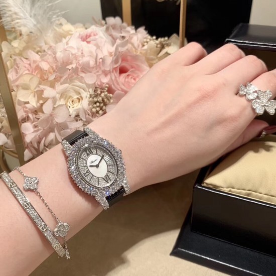实拍 萧邦 LHEURE DU DIAMANT MEDIUM OVAL 此款LHeure du Diamant 椭圆形切割贝壳雕纹镶钻表盘 环以点缀钻石的表圈 优雅气韵 时尚风格和萧邦精湛的手工艺尽显无遗 光华耀眼 实拍 萧邦 LHEURE DU DIAMANT MEDIUM OVAL 此款LHeure du Diamant 椭圆形切割贝壳雕纹镶钻表盘 环以点缀钻石的表圈 优雅气韵 时尚风格和萧邦精湛的手工艺尽显无遗 光华耀眼