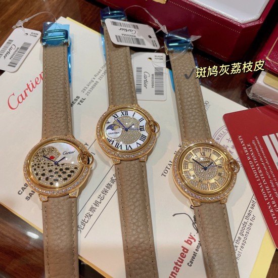 卡地亚蓝气球斑鸠灰荔枝纹皮 限量订制色系到货 灰色一直是时尚界的宠儿 热门色暖暖的浅色调 神仙颜色 好品味的象征!荔枝纹皮饱和度恰到好处,细腻的羊皮戴上手超级柔软舒适关键是超显高档 卡地亚蓝气球黄金豹子镶钻面 奢华贵气十足 实物超美 瑞士石英尺寸36mm 认准独家色系 力荐入手! 卡地亚蓝气球斑鸠灰荔枝纹皮 限量订制色系到货 灰色一直是时尚界的宠儿 热门色暖暖的浅色调 神仙颜色 好品味的象征!荔枝纹皮饱和度恰到好处,细腻的羊皮戴上手超级柔软舒适关键是超显高档 卡地亚蓝气球黄金豹子镶钻面 奢华贵气十足 实物超美 瑞士石英尺寸36mm 认准独家色系 力荐入手!