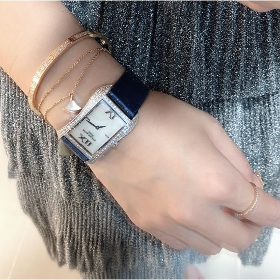 实拍 PATEK PHILIPPE百达翡丽系列 女士腕表(白金表壳搭配沙丁布带,表圈镶嵌天然锆石,蓝宝石玻璃,搭载瑞士石英机芯,尺寸30*34*7毫米) 实拍 PATEK PHILIPPE百达翡丽系列 女士腕表(白金表壳搭配沙丁布带,表圈镶嵌天然锆石,蓝宝石玻璃,搭载瑞士石英机芯,尺寸30*34*7毫米)