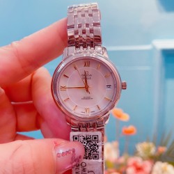 专柜同步发售欧米茄（OMEGA)  【精湛品质-女神专属】-女士精品腕表 碟飞典雅系列 原版复刻1:1，表款堪称是系列中最迷人的表款之一，尽显优雅气质与低调奢华，顶端表壳以316精钢打造，搭载日本进口西铁城机械 零返修  来自进口316钢表带 历经多道工序，防汗水，耐腐蚀 表盘-蓝宝石高清镜面 壳身整体超强立体感 精雕细琢，卓绝技艺 品质保证 尺寸：32mm厚11mm 时尚百搭，精致华贵呈现自然魅力