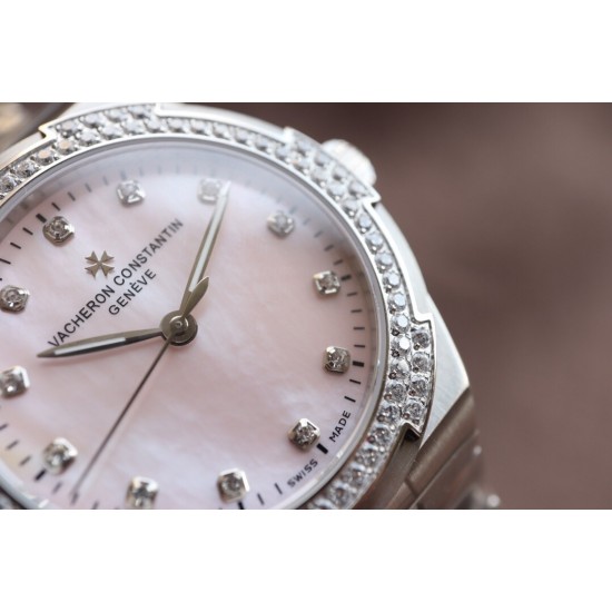 实拍【Vacheron Constantin江诗丹顿】纵横四海系列OVERSEAS女款小号型钢带款——一款极具魅力和旅行精神的女性腕表【表壳】直径36mm适合大部分女性佩戴,84颗圆形切割施华洛水更是钻璀璨夺目 【表盘】简约的大三针设计 旭日纹缎面拉丝的工艺处理 深邃优雅 时标均带白色夜光涂层 【机芯】CITIZEN8系列改Cal.5300机芯(机芯稳定零返修 ) 原装18k纳米镀金质摆陀 实拍【Vacheron Constantin江诗丹顿】纵横四海系列OVERSEAS女款小号型钢带款——一款极具魅力和旅行精神的女性腕表【表壳】直径36mm适合大部分女性佩戴,84颗圆形切割施华洛水更是钻璀璨夺目 【表盘】简约的大三针设计 旭日纹缎面拉丝的工艺处理 深邃优雅 时标均带白色夜光涂层 【机芯】CITIZEN8系列改Cal.5300机芯(机芯稳定零返修 ) 原装18k纳米镀金质摆陀