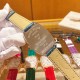 呼声最高 法兰克穆勒 酒桶型女士石英腕表 CINTREE CURVEX系列 316L 精钢表壳,尺寸4331毫米。CNC加工抛光表壳,精雕成形,底盖拉丝细腻,字体雕刻清晰。 拱形玻璃镜面 搭配制作过程相当繁琐的顶级珍珠光贝母拱形表盘,色泽均匀 真丁立体精钢镀铑阿拉伯数字时标。 好的珍珠贝母表盘色彩可因光源,观察角度的不同而显出不同的亮丽光泽,璀璨夺目,绝不是其他劣质贝母盘面可媲美的机芯采用进口石英机芯 高等级水钻镶嵌,不惜成本制作,匠心打造,工艺完美。 搭配美洲鳄鱼皮,做到尽显唯美 高雅! 呼声最高 法兰克穆勒 酒桶型女士石英腕表 CINTREE CURVEX系列 316L 精钢表壳,尺寸4331毫米。CNC加工抛光表壳,精雕成形,底盖拉丝细腻,字体雕刻清晰。 拱形玻璃镜面 搭配制作过程相当繁琐的顶级珍珠光贝母拱形表盘,色泽均匀 真丁立体精钢镀铑阿拉伯数字时标。 好的珍珠贝母表盘色彩可因光源,观察角度的不同而显出不同的亮丽光泽,璀璨夺目,绝不是其他劣质贝母盘面可媲美的机芯采用进口石英机芯 高等级水钻镶嵌,不惜成本制作,匠心打造,工艺完美。 搭配美洲鳄鱼皮,做到尽显唯美 高雅!