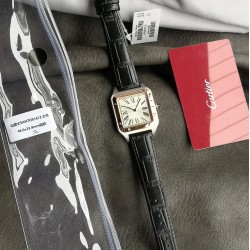 5S+限量推荐：卡地亚山度士系列W2SA0017腕表，精钢表壳搭配黑色意大利进口小牛皮表带，红金表圈，表冠镶嵌一颗蓝色凸圆形合成尖晶石，蓝宝石水晶玻璃，镀银缎面磨砂阳光射线纹饰表盘，搭载瑞士石英机芯，尺寸：46.6 x 33.9毫米。