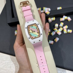 实拍 理查德米勒 RichardMille 糖果棉花糖 最新爆款 bon bon系列最稀有的作品！克服传统工艺打破模式！钟表最受尊敬的技术之一。不是所有人的嫁妆，棉花糖运动曲线和颜色，它们是诱人的。有了理查德米勒，实现了把棉花糖戴在你的手腕上！白色陶瓷加上黄粉绿搪瓷表盘，RM-07柔和的颜色创造了一个组合...甜蜜！糖果店的一次旅行，一个让人难以置信的艺术品。你会戴上它吗？
