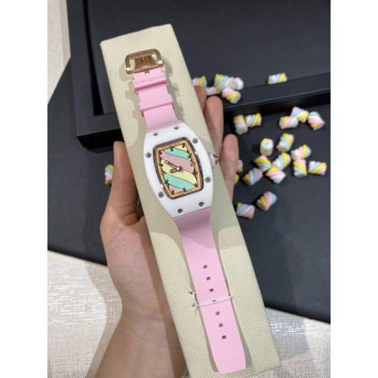 实拍 理查德米勒 RichardMille 糖果棉花糖 最新爆款 bon bon系列最稀有的作品!克服传统工艺打破模式!钟表最受尊敬的技术之一。不是所有人的嫁妆,棉花糖运动曲线和颜色,它们是诱人的。有了理查德米勒,实现了把棉花糖戴在你的手腕上!白色陶瓷加上黄粉绿搪瓷表盘,RM-07柔和的颜色创造了一个组合...甜蜜!糖果店的一次旅行,一个让人难以置信的艺术品。你会戴上它吗? 实拍 理查德米勒 RichardMille 糖果棉花糖 最新爆款 bon bon系列最稀有的作品!克服传统工艺打破模式!钟表最受尊敬的技术之一。不是所有人的嫁妆,棉花糖运动曲线和颜色,它们是诱人的。有了理查德米勒,实现了把棉花糖戴在你的手腕上!白色陶瓷加上黄粉绿搪瓷表盘,RM-07柔和的颜色创造了一个组合...甜蜜!糖果店的一次旅行,一个让人难以置信的艺术品。你会戴上它吗?