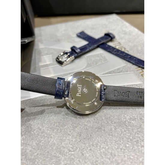 全网女生听我的!买它…❤️。 伯爵“时来运转”顶级奢侈品入门款精致的 29mm尺寸大小!第一眼看到它的时候我一眼就中,首先是外观设计足够百搭,➕上外层一圈可来回转动 很有寓意、一起“转动,遇见非凡”。上手很秀气,彩色鳄鱼皮可轻松拆卸 看上去就高端,机芯采用瑞士进口石英机芯,螺旋式表圈316L精钢打磨抛光 表面光亮如镜、表盘内圈钻石刻度 11颗⭕️圆形美钻(约0.07克拉)外圈一颗圆形美钻(约0.05克拉) 全网女生听我的!买它…❤️。 伯爵“时来运转”顶级奢侈品入门款精致的 29mm尺寸大小!第一眼看到它的时候我一眼就中,首先是外观设计足够百搭,➕上外层一圈可来回转动 很有寓意、一起“转动,遇见非凡”。上手很秀气,彩色鳄鱼皮可轻松拆卸 看上去就高端,机芯采用瑞士进口石英机芯,螺旋式表圈316L精钢打磨抛光 表面光亮如镜、表盘内圈钻石刻度 11颗⭕️圆形美钻(约0.07克拉)外圈一颗圆形美钻(约0.05克拉)
