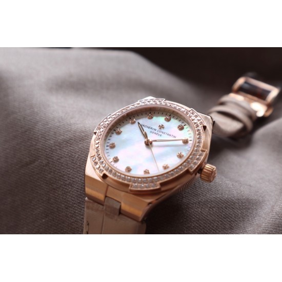 ★实拍 Vacheron Constantin江诗丹顿纵横四海系列OVERSEAS女款小号型2300v/2305v【表壳】表径3610.8mm 同步原装 质感细腻大方 蓝宝石镜面【字面】表盘经旭日纹缎面拉丝工艺处理 深邃优雅 18k金时标均带白色夜光涂层【机芯】CITIZEN8系列改Cal.5300机芯(机芯稳定零返修 )后原装18k纳米镀金质摆陀【表带扣】半马其他十字三片折叠式表扣 进口牛皮表带越欣赏 越懂欣赏 ★实拍 Vacheron Constantin江诗丹顿纵横四海系列OVERSEAS女款小号型2300v/2305v【表壳】表径3610.8mm 同步原装 质感细腻大方 蓝宝石镜面【字面】表盘经旭日纹缎面拉丝工艺处理 深邃优雅 18k金时标均带白色夜光涂层【机芯】CITIZEN8系列改Cal.5300机芯(机芯稳定零返修 )后原装18k纳米镀金质摆陀【表带扣】半马其他十字三片折叠式表扣 进口牛皮表带越欣赏 越懂欣赏