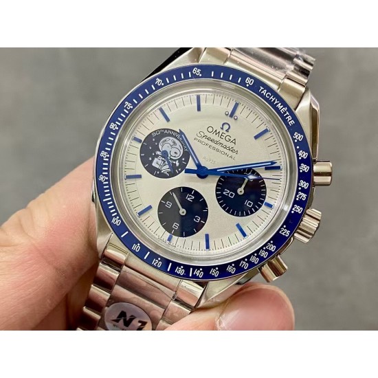 OMEGA 欧米茄 超霸系列!310.32.42.50.02.001“满配版”史努比50周年纪念腕表本次V4版本具体升级如下:1:表壳两侧的倒角以及拉丝打磨均做到和原版一致。2:圈口的陶瓷圈做工颜色均跟原版一致。3:机芯采用3861手动上链跟原版一致,机芯经过多方面升级改良比之前更加稳定。4:此次钢带款是按照国外官网原版开模打造,真正做到1比1对版。5:附带至臻天文台认证卡,同步感应直达官网对应表款!N1出品、带你进入最完美史努比太空遨游! OMEGA 欧米茄 超霸系列!310.32.42.50.02.001“满配版”史努比50周年纪念腕表本次V4版本具体升级如下:1:表壳两侧的倒角以及拉丝打磨均做到和原版一致。2:圈口的陶瓷圈做工颜色均跟原版一致。3:机芯采用3861手动上链跟原版一致,机芯经过多方面升级改良比之前更加稳定。4:此次钢带款是按照国外官网原版开模打造,真正做到1比1对版。5:附带至臻天文台认证卡,同步感应直达官网对应表款!N1出品、带你进入最完美史努比太空遨游!