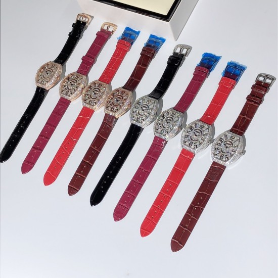 法兰克穆勒-FRANCK MULLER(FM),LADIESCOLLECTION系列,瑞士石英机芯,蓝宝石水晶玻璃,进口意大利牛皮制作仿真鳄鱼皮,光泽度饱满,316精钢镀14k金镶钻,尺寸34x39.5mm、厚度:8.5mm。 法兰克穆勒-FRANCK MULLER(FM),LADIESCOLLECTION系列,瑞士石英机芯,蓝宝石水晶玻璃,进口意大利牛皮制作仿真鳄鱼皮,光泽度饱满,316精钢镀14k金镶钻,尺寸34x39.5mm、厚度:8.5mm。