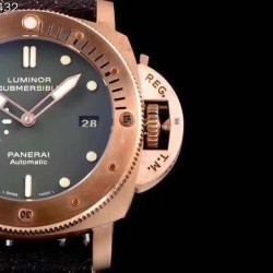 VS沛纳海 Pam382 升级V2啦！[色]。机芯功能升级：时针单独调时  通过时针调历。机芯背透 ：摆轮与正品一致 螺丝孔位95%以上接近正品。47mm，搭载自动上链机芯，大家常说硬汉风格什么的，我觉得青铜382才是最最硬汉的沛纳海，不光在造型上够钢猛，青铜材质更是在经过岁月洗礼后变得不一样，有经历，有故事，有一种沧桑感，这才是真正的硬汉！敢死队同款哦！商品规格:默认规格