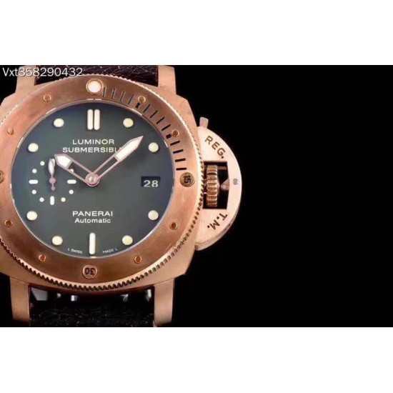 VS沛纳海 Pam382 升级V2啦！[色]。机芯功能升级：时针单独调时  通过时针调历。机芯背透 ：摆轮与正品一致 螺丝孔位95%以上接近正品。47mm，搭载自动上链机芯，大家常说硬汉风格什么的，我觉得青铜382才是最最硬汉的沛纳海，不光在造型上够钢猛，青铜材质更是在经过岁月洗礼后变得不一样，有经历，有故事，有一种沧桑感，这才是真正的硬汉！敢死队同款哦！商品规格:默认规格