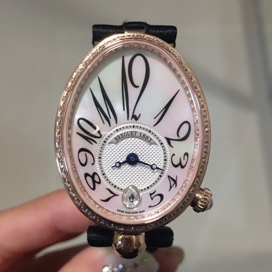 ⚠️到货啦 新版宝玑 实拍 Breguet-宝玑那不勒斯皇后系列! 史上最强最美 超薄 最新升级版本 绝对值得拥有的一款 正品一致的拉丁料绢表带 蓝宝石拱桥弧形玻璃 表盘用天然白色珍珠母贝 阿拉伯数字时符 经典的蓝钢宝玑指针 6点位设有一颗水滴形钻石 机芯是586/1自动上链机 我们一直正品完美复刻 那不勒斯皇后款 绝对的女神气质名媛款 最重要的是百搭得来不失少女心 必入款❗带上一秒变女神,各种派对,晚会,聚会,约会,发布会,让你BlingBling。 ⚠️到货啦 新版宝玑 实拍 Breguet-宝玑那不勒斯皇后系列! 史上最强最美 超薄 最新升级版本 绝对值得拥有的一款 正品一致的拉丁料绢表带 蓝宝石拱桥弧形玻璃 表盘用天然白色珍珠母贝 阿拉伯数字时符 经典的蓝钢宝玑指针 6点位设有一颗水滴形钻石 机芯是586/1自动上链机 我们一直正品完美复刻 那不勒斯皇后款 绝对的女神气质名媛款 最重要的是百搭得来不失少女心 必入款❗带上一秒变女神,各种派对,晚会,聚会,约会,发布会,让你BlingBling。