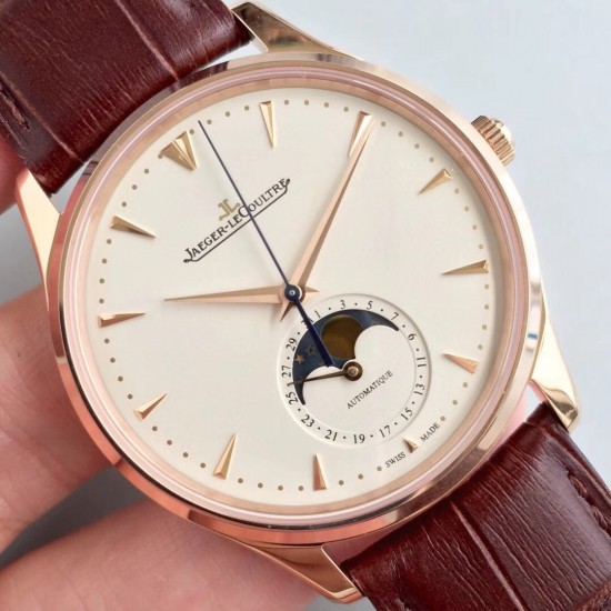 ZF【厚积“薄”发 年度大作】ZF新品,积家月相大师系列,表壳直径39mmX9.9mm与原装同步。六点钟的子盘拥有阳历阴历(月相)双期显示,月相一月转一圈,功能和正品一致。【技术突破】采用9015改积家自产Cal.925/1机芯,功能百分百同步原装自产机芯。走时稳定,素质坚挺。【细节突破】从侧面观察腕表盘面发现有微微的弧度,ZF为了达到这一效果,耗时费力多次调整模具,确保神韵和感觉能与原装相媲美。ZF积家月相大师,满足您对月相的一切美好情怀。 ZF【厚积“薄”发 年度大作】ZF新品,积家月相大师系列,表壳直径39mmX9.9mm与原装同步。六点钟的子盘拥有阳历阴历(月相)双期显示,月相一月转一圈,功能和正品一致。【技术突破】采用9015改积家自产Cal.925/1机芯,功能百分百同步原装自产机芯。走时稳定,素质坚挺。【细节突破】从侧面观察腕表盘面发现有微微的弧度,ZF为了达到这一效果,耗时费力多次调整模具,确保神韵和感觉能与原装相媲美。ZF积家月相大师,满足您对月相的一切美好情怀。